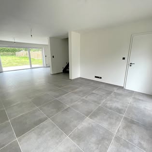 Bright living room opening onto the garden